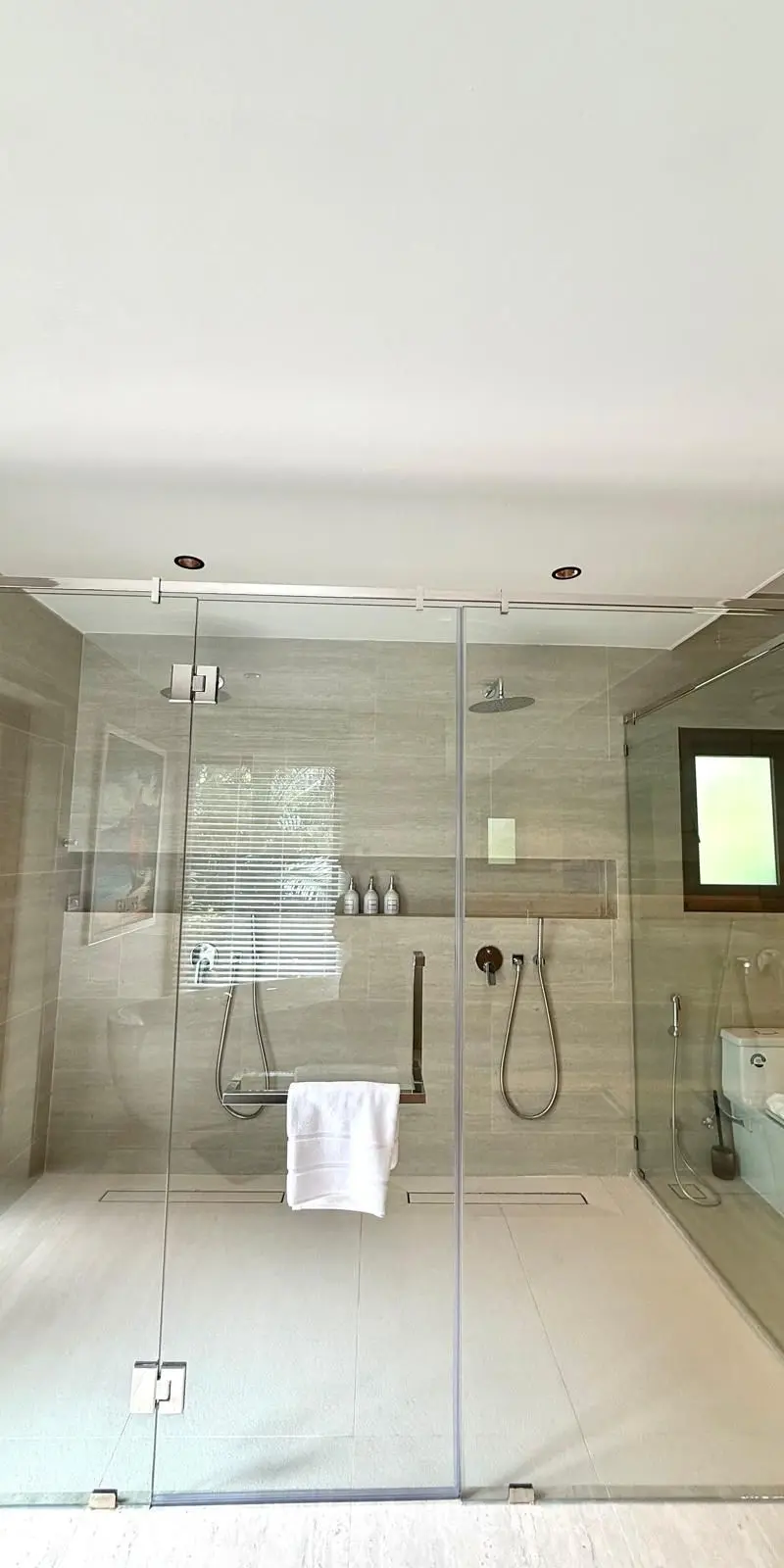 Guest bathroom with twin rainfall heads and stone niche shelving